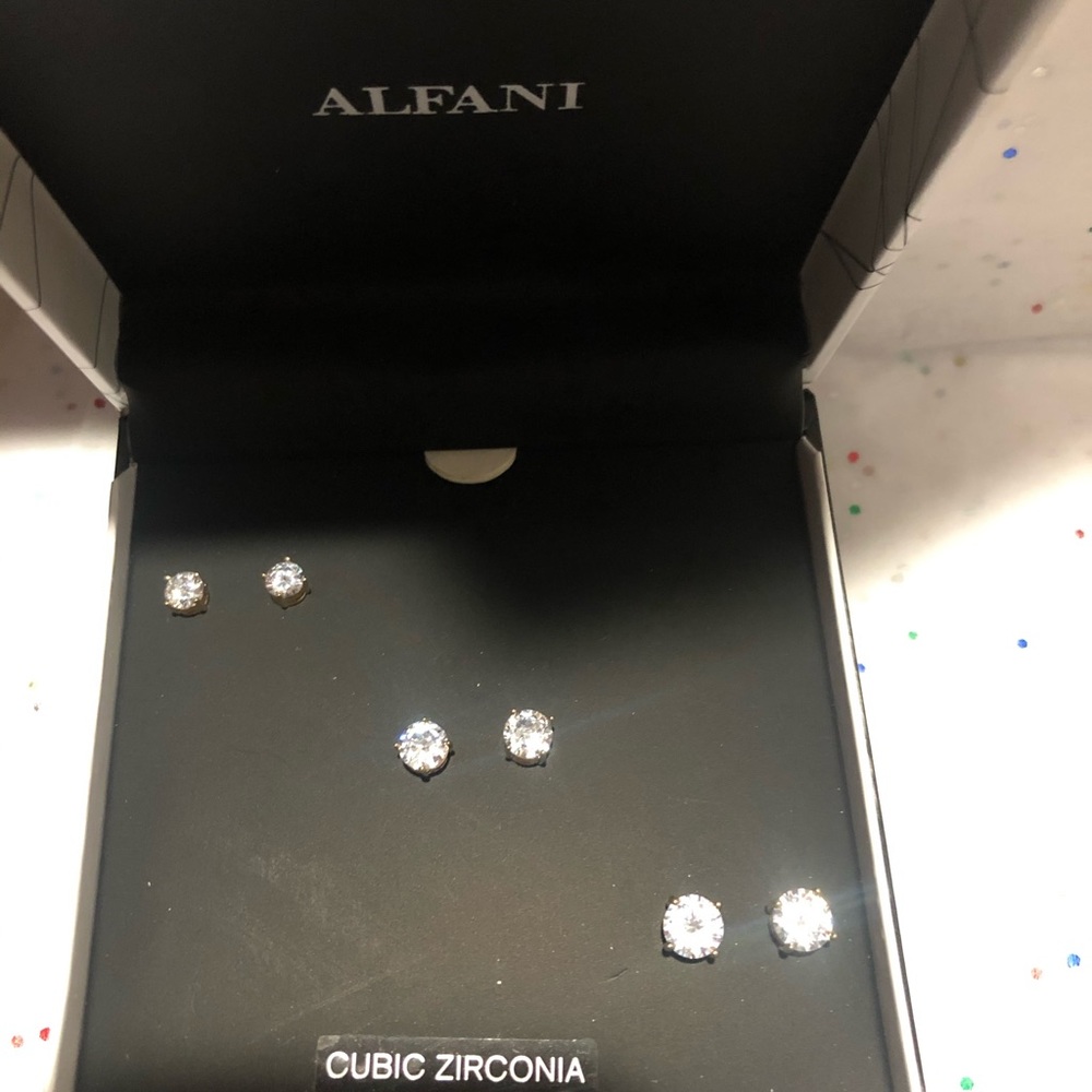 Gold earrings set